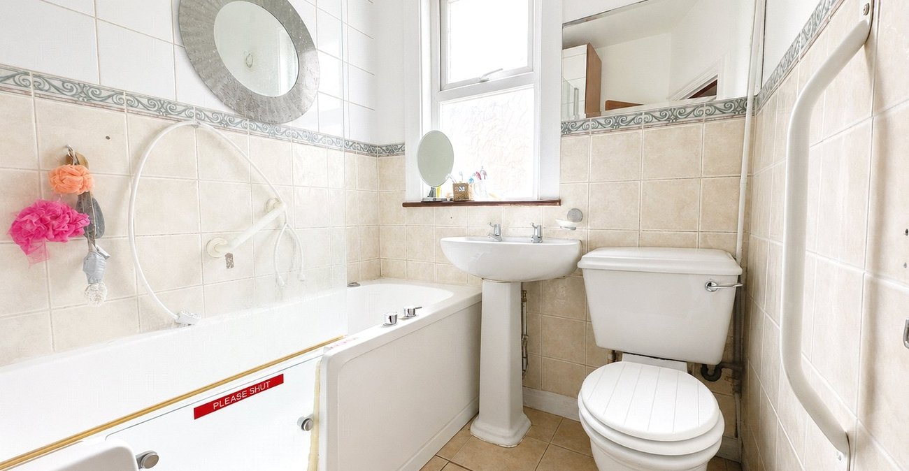 3 bedroom house for sale in London | Robinson Jackson