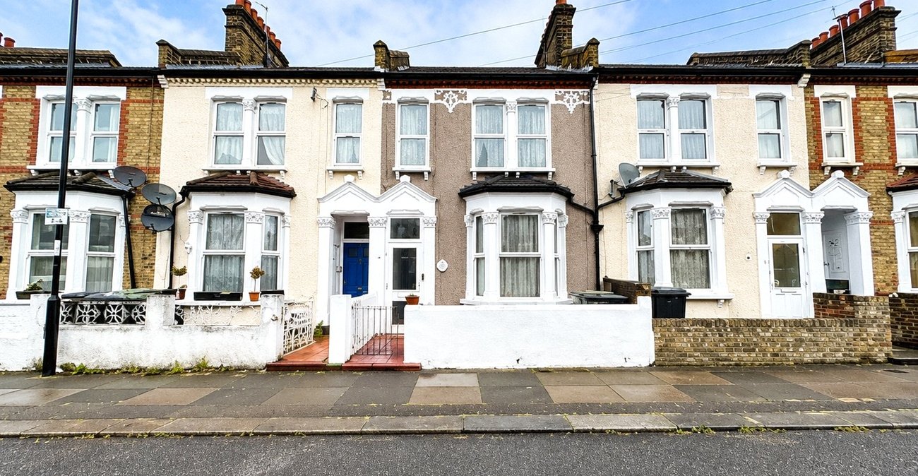 3 bedroom house for sale in London | Robinson Jackson
