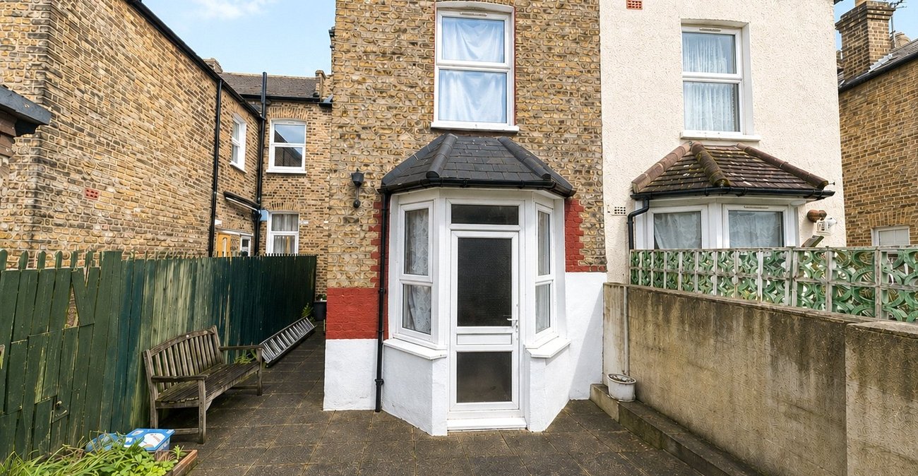 3 bedroom house for sale in London | Robinson Jackson
