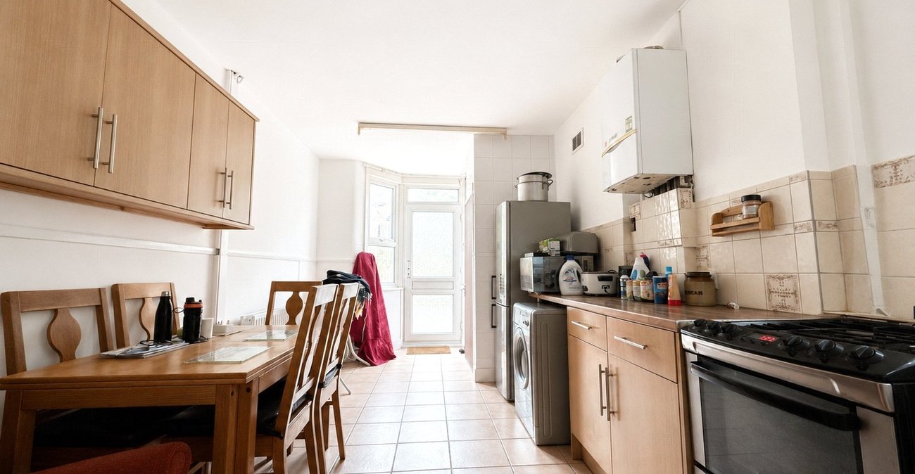 3 bedroom house for sale in London | Robinson Jackson