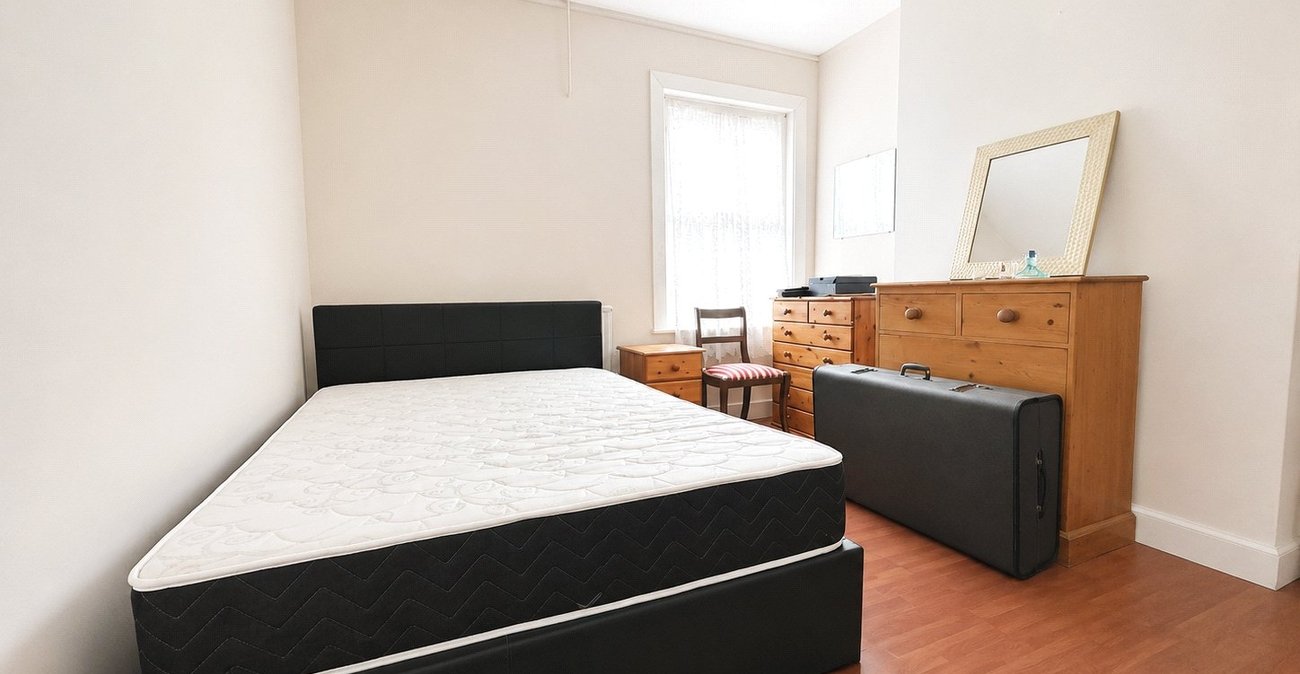 3 bedroom house for sale in London | Robinson Jackson