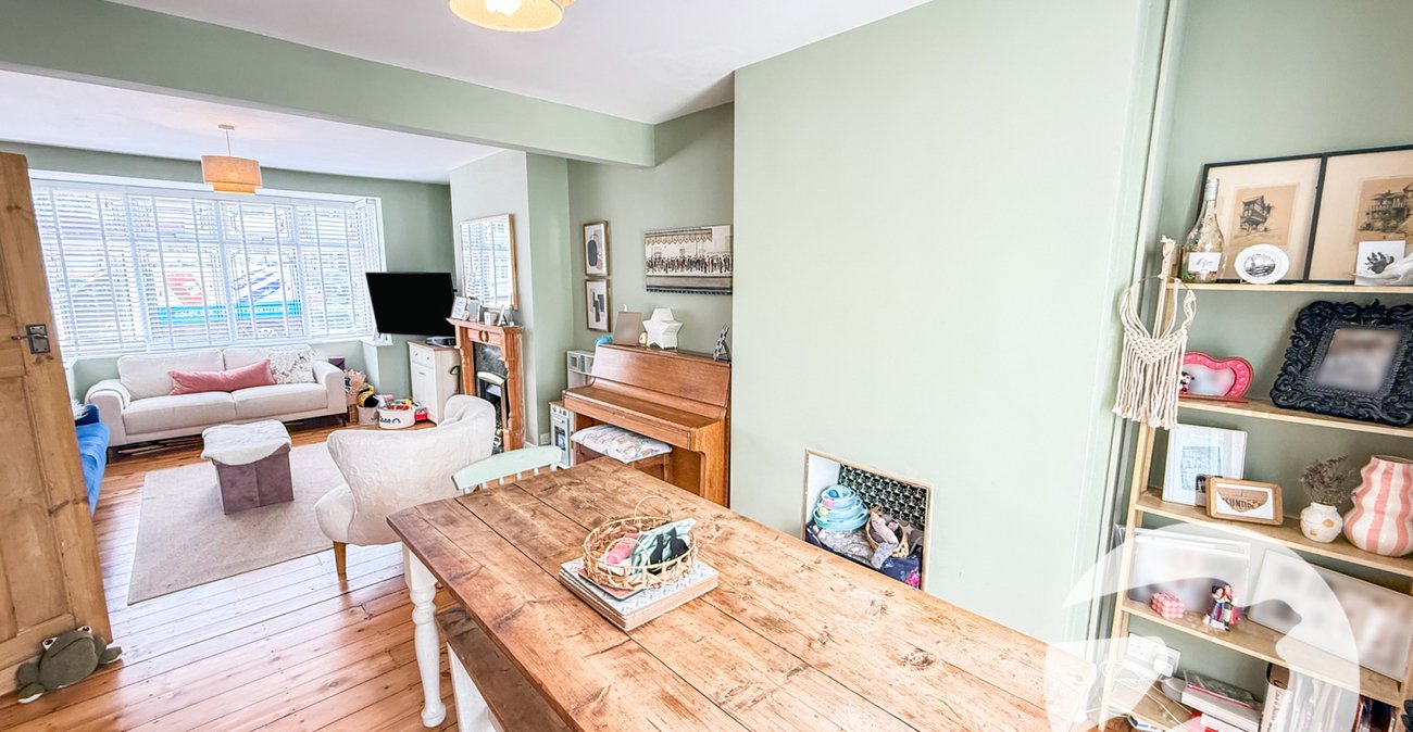 3 bedroom house for sale in London | Robinson Jackson