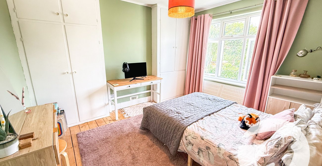 3 bedroom house for sale in London | Robinson Jackson