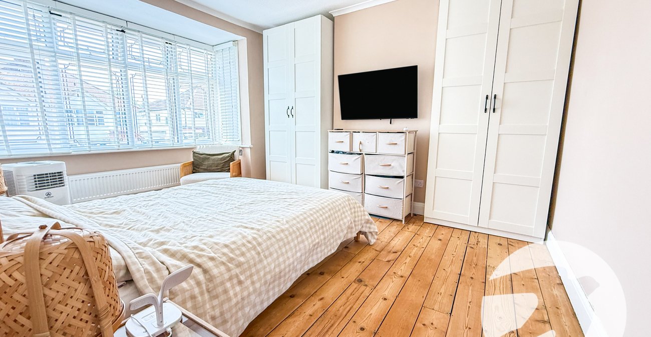 3 bedroom house for sale in London | Robinson Jackson