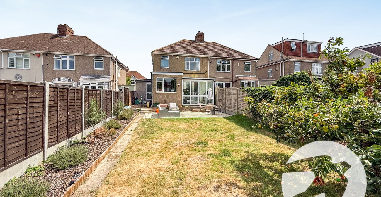 3 bedroom house for sale in London | Robinson Jackson
