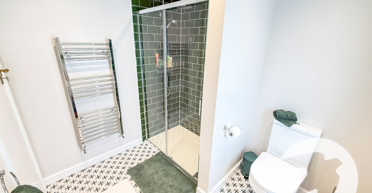 3 bedroom house for sale in London | Robinson Jackson