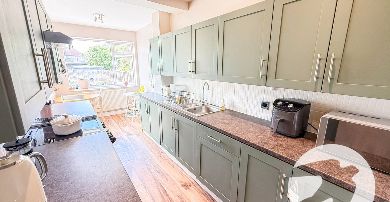 3 bedroom house for sale in London | Robinson Jackson