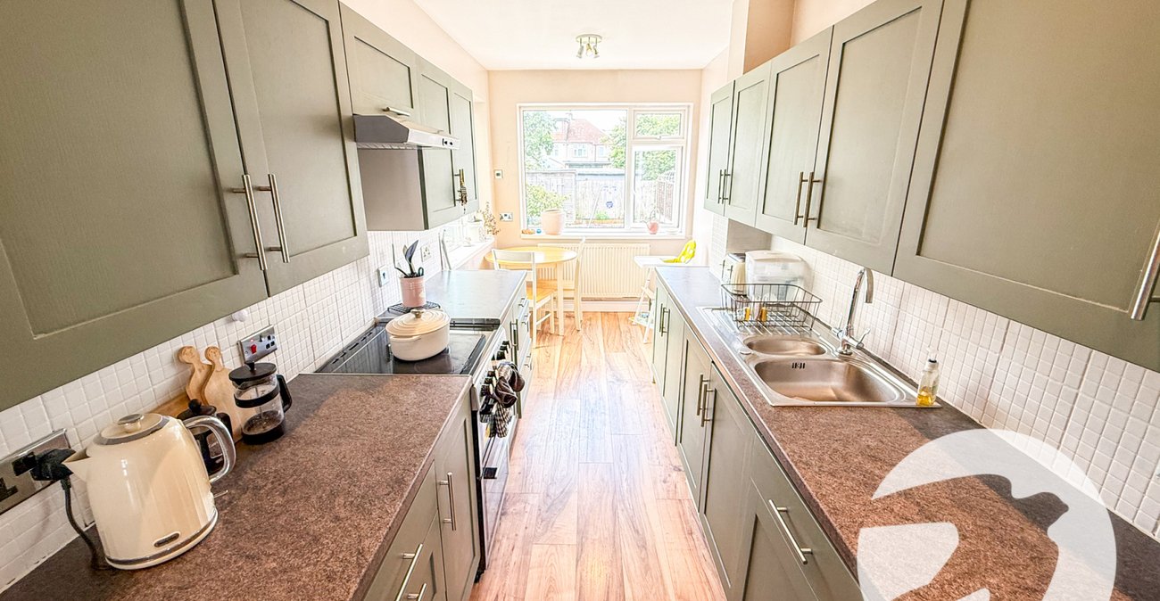 3 bedroom house for sale in London | Robinson Jackson