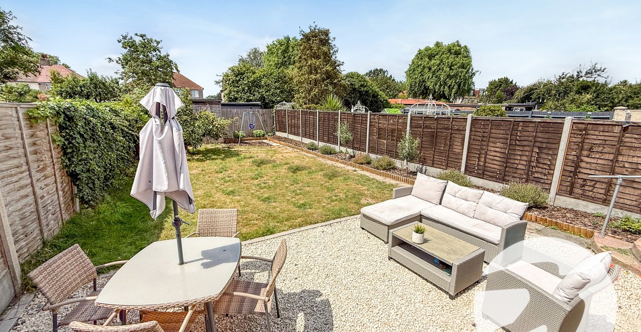 3 bedroom house for sale in London | Robinson Jackson