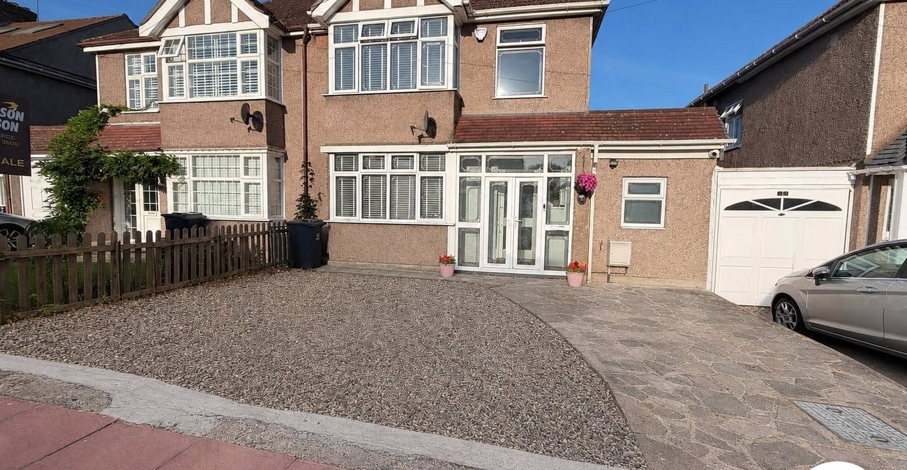 3 bedroom house for sale in London | Robinson Jackson