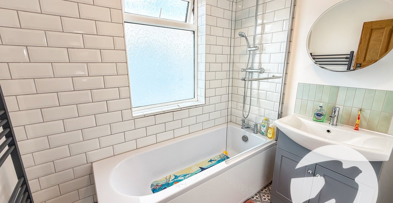 3 bedroom house for sale in London | Robinson Jackson
