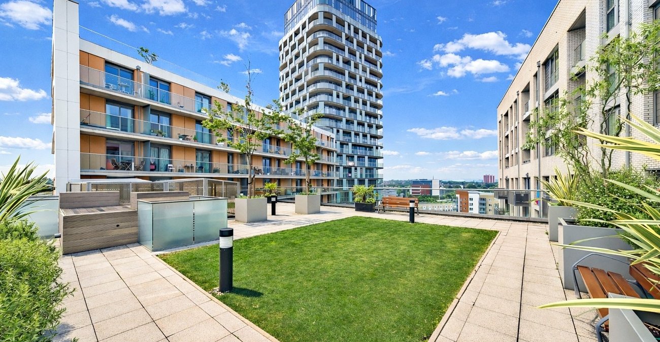 2 bedroom property for sale in London | Robinson Jackson