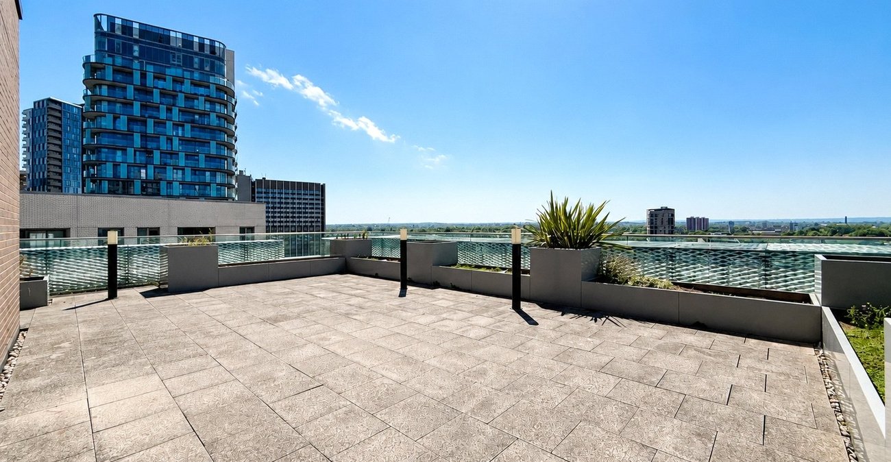 2 bedroom property for sale in London | Robinson Jackson