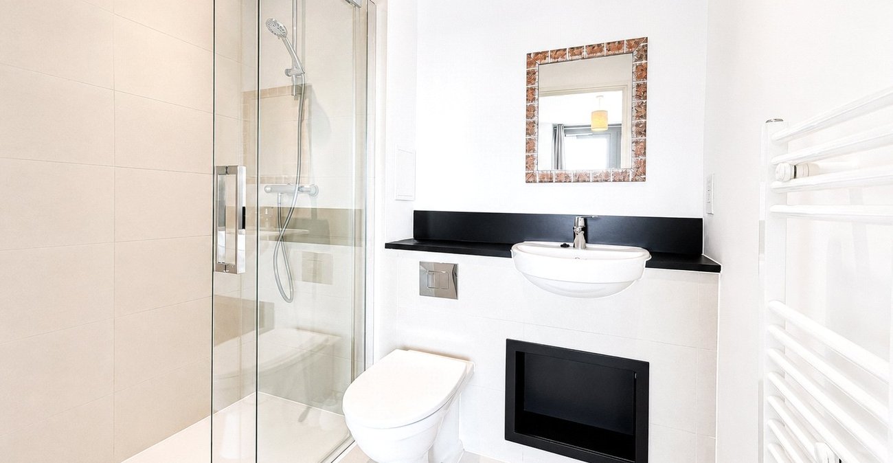 2 bedroom property for sale in London | Robinson Jackson