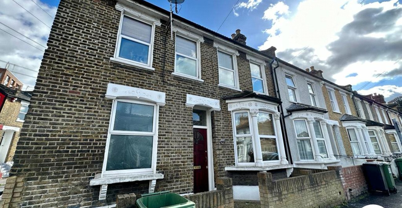 3 bedroom house for sale in Lewisham | Robinson Jackson