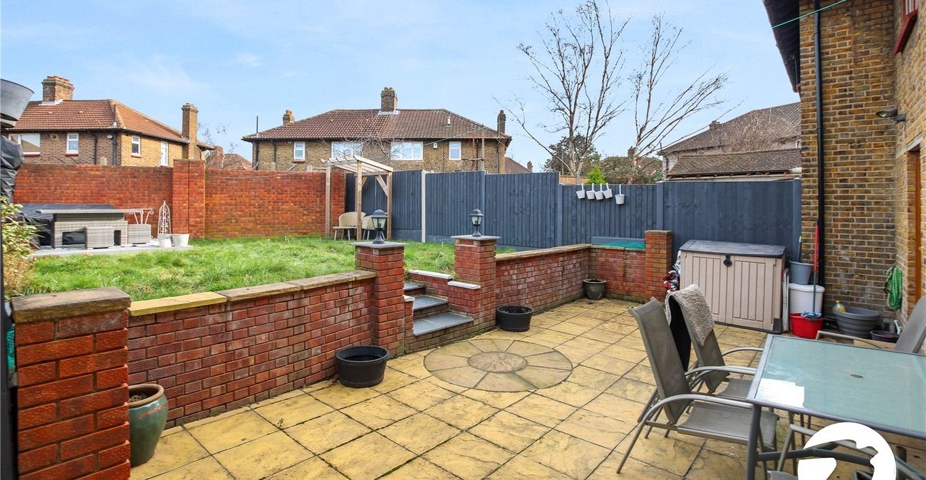 3 bedroom house for sale in London | Robinson Jackson