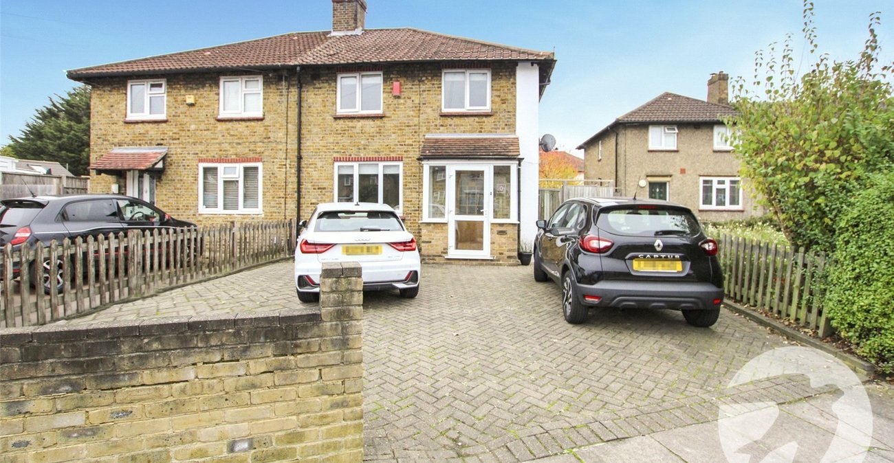 3 bedroom house for sale in London | Robinson Jackson