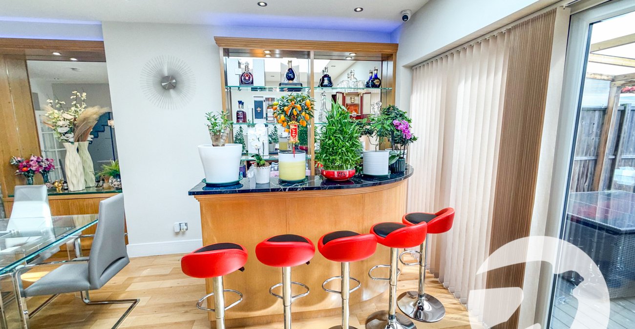 4 bedroom house for sale in London | Robinson Jackson