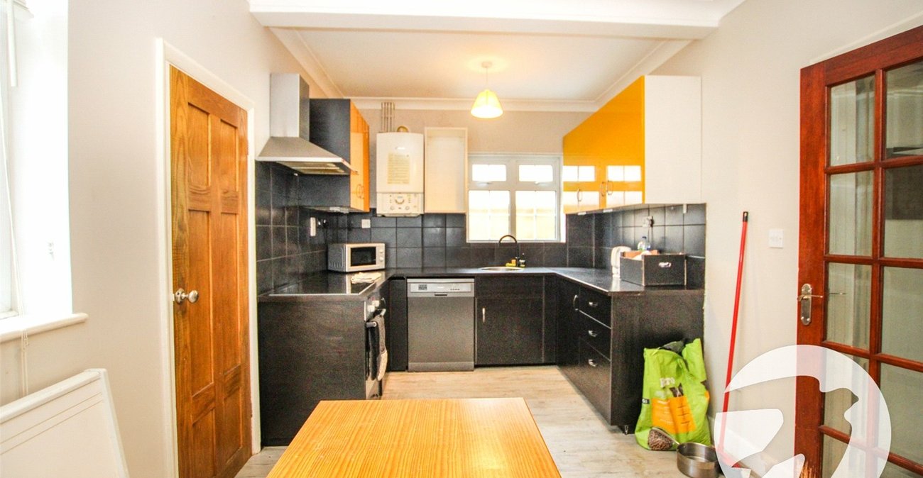 4 bedroom house for sale in London | Robinson Jackson