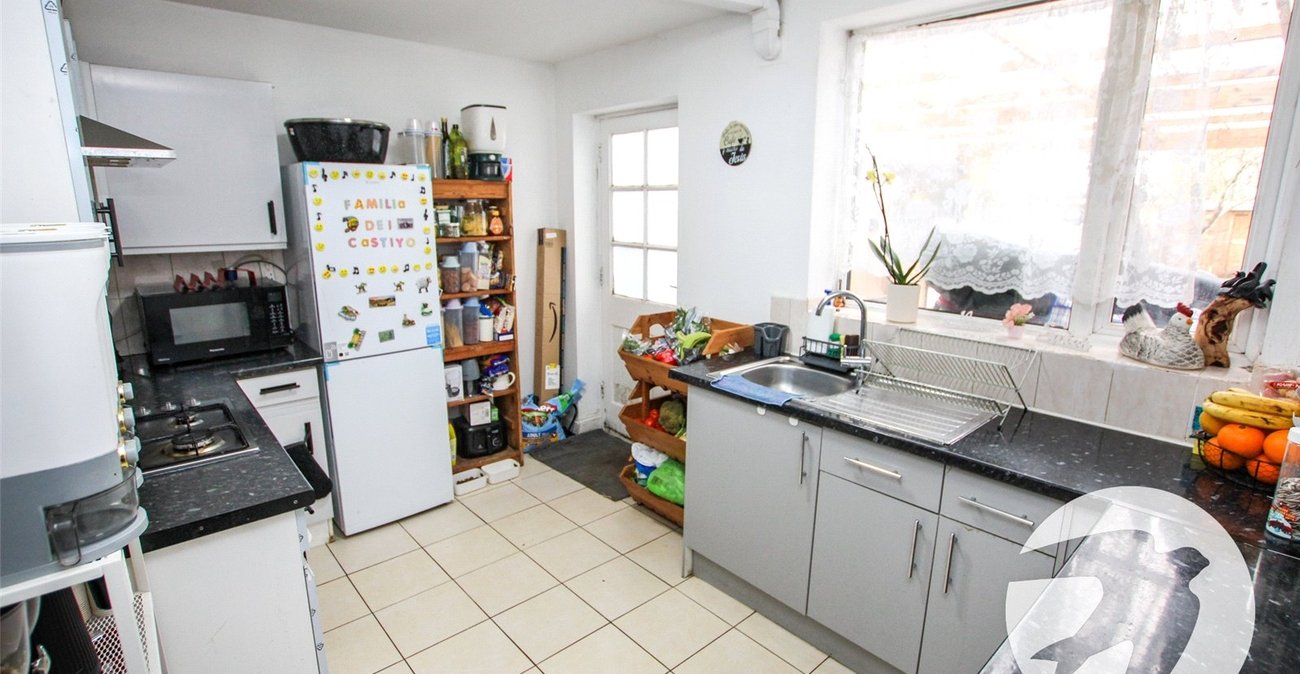 3 bedroom house for sale in London | Robinson Jackson