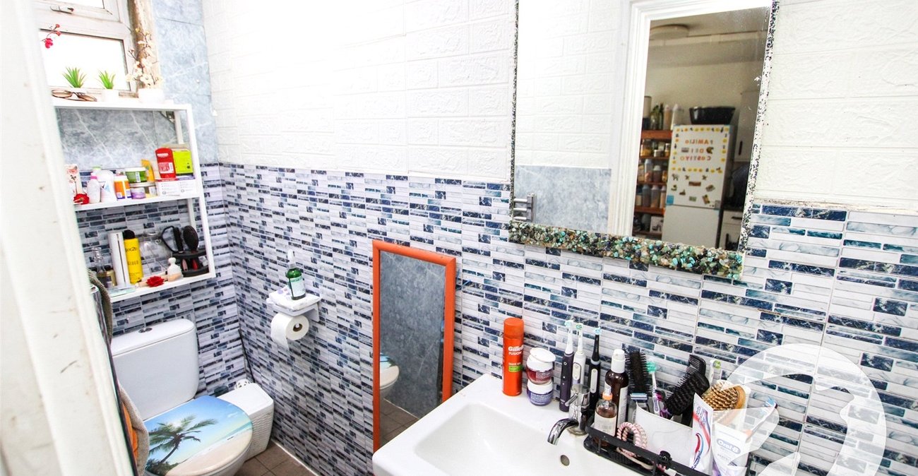 3 bedroom house for sale in London | Robinson Jackson