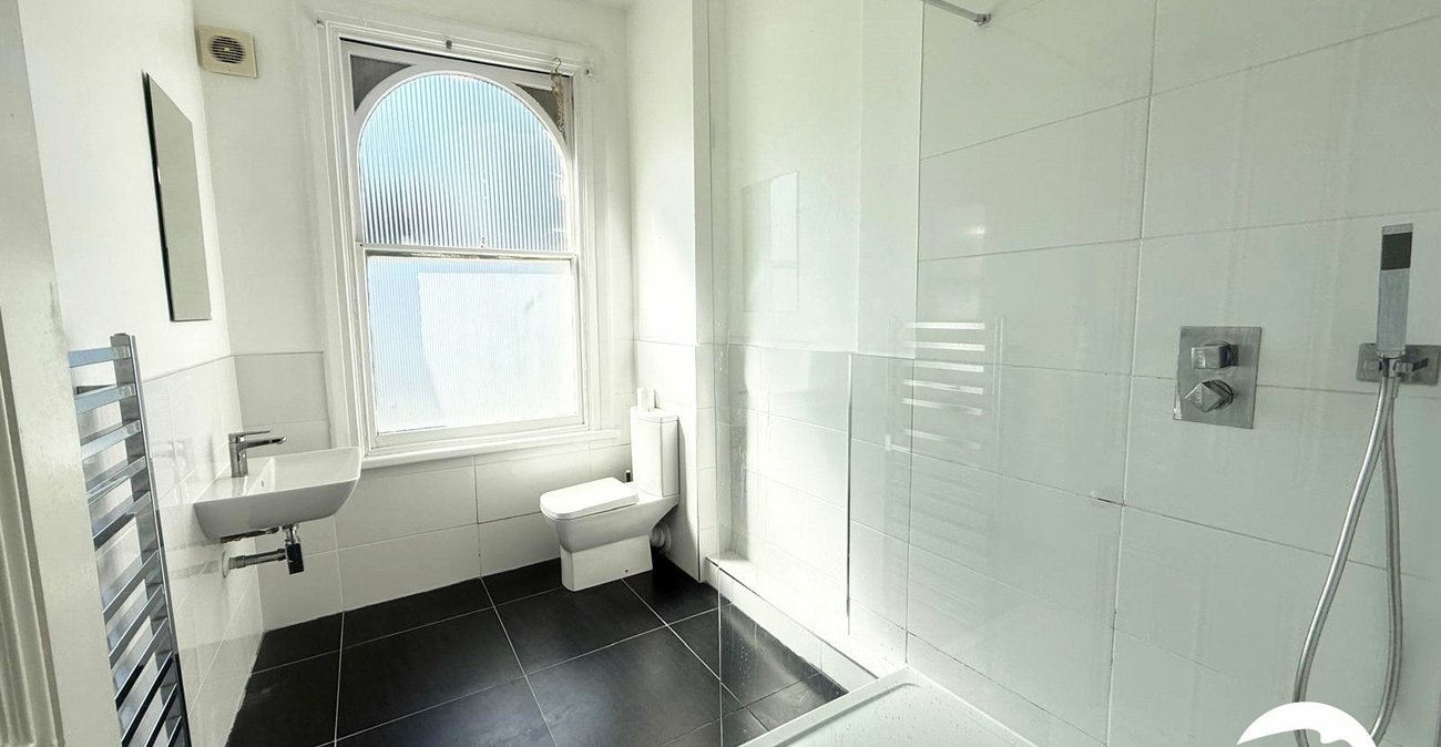 2 bedroom property for sale in London | Robinson Jackson