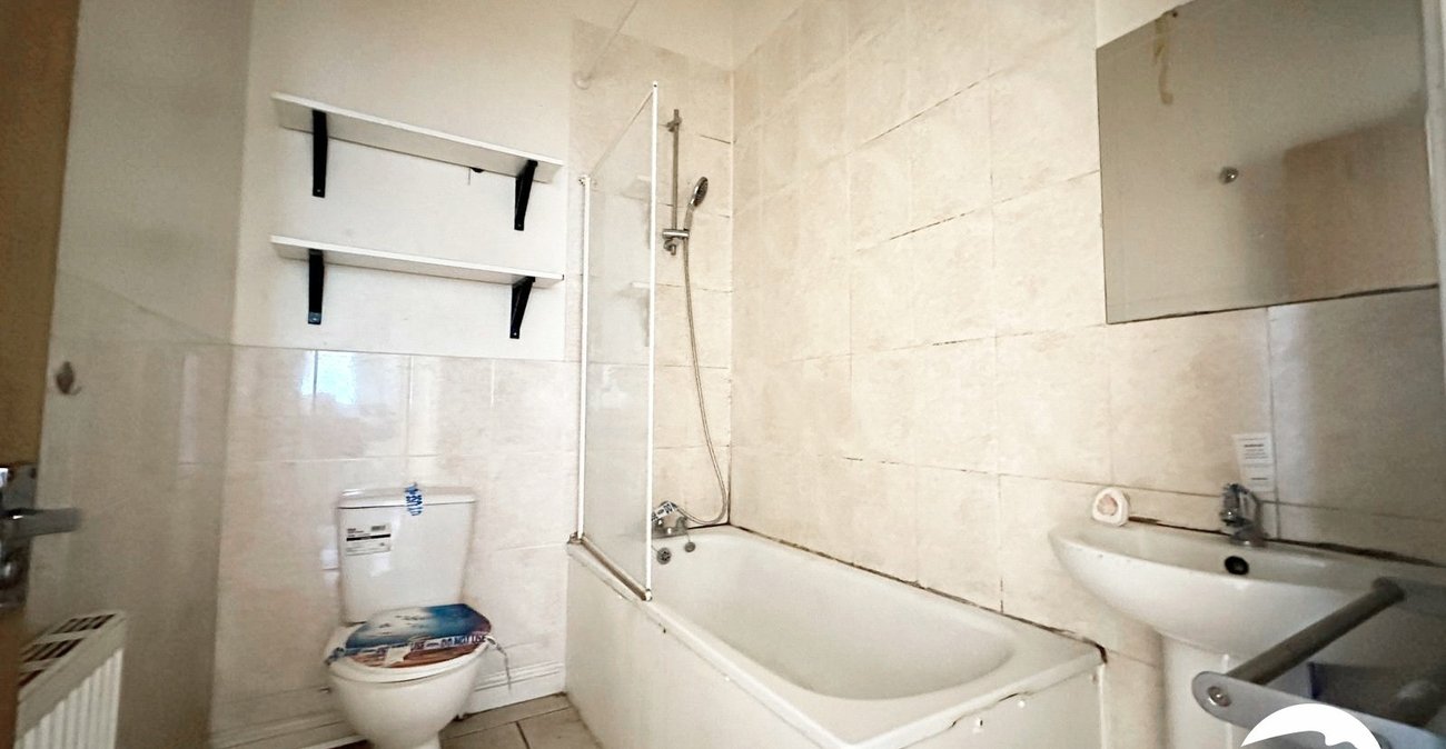 2 bedroom property for sale in London | Robinson Jackson