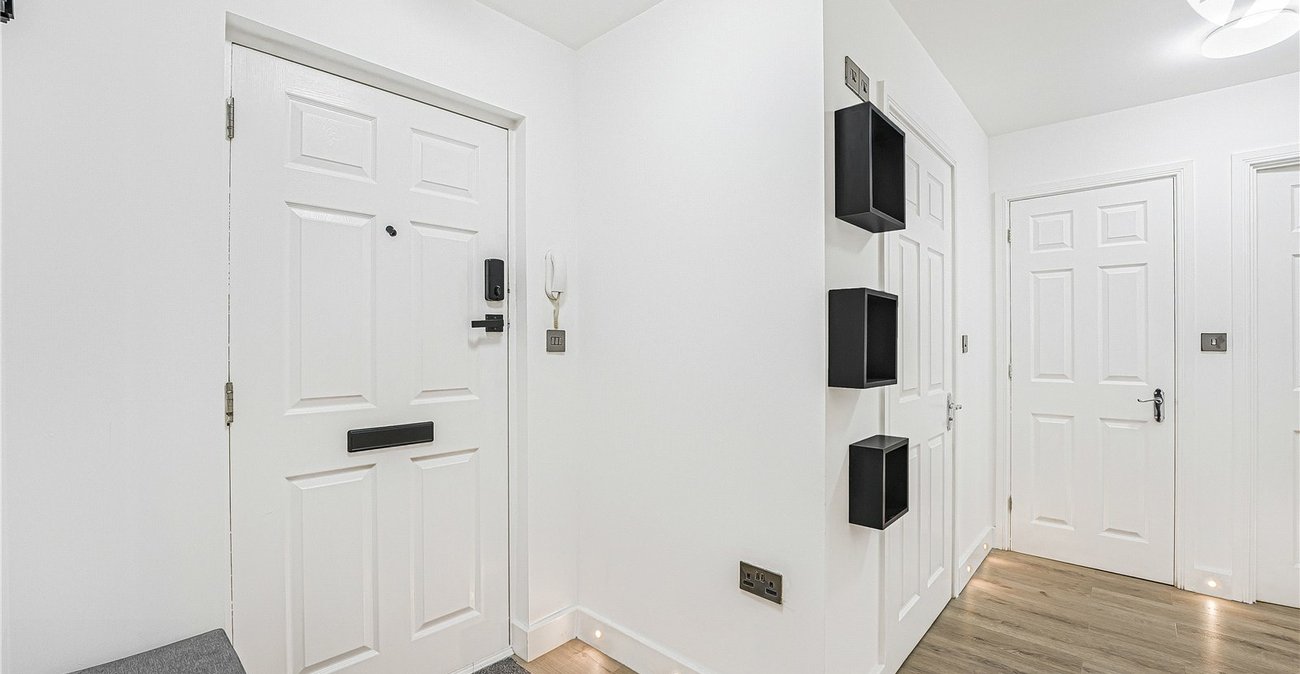 2 bedroom property for sale in Greenhithe | Robinson Jackson