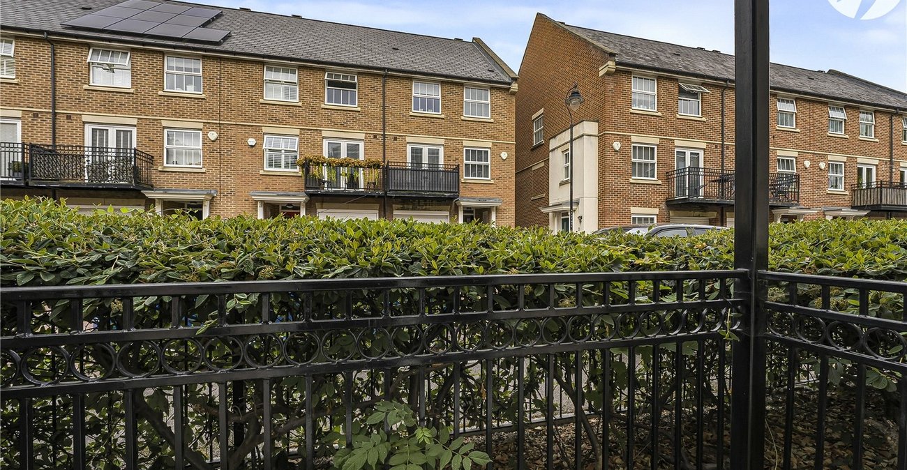 2 bedroom property for sale in Greenhithe | Robinson Jackson