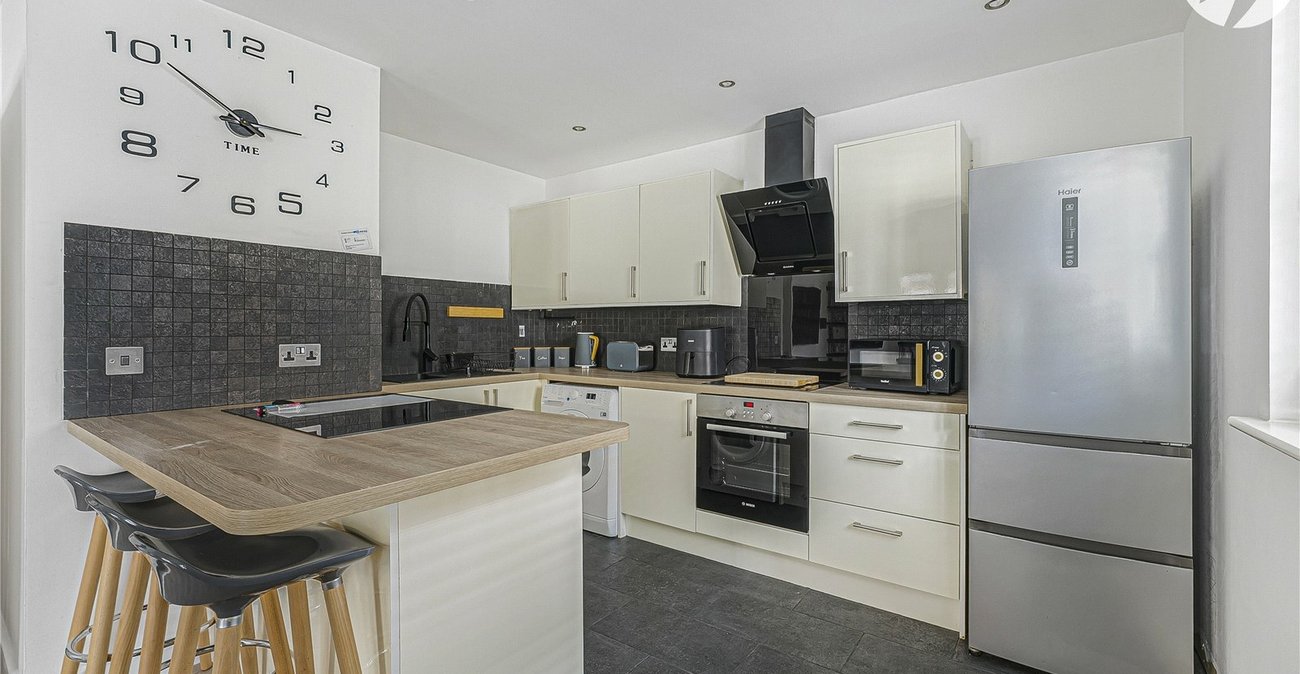 2 bedroom property for sale in Greenhithe | Robinson Jackson