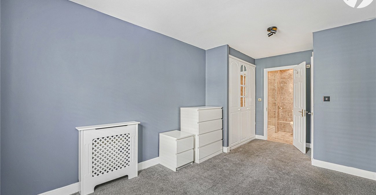 2 bedroom property for sale in Greenhithe | Robinson Jackson