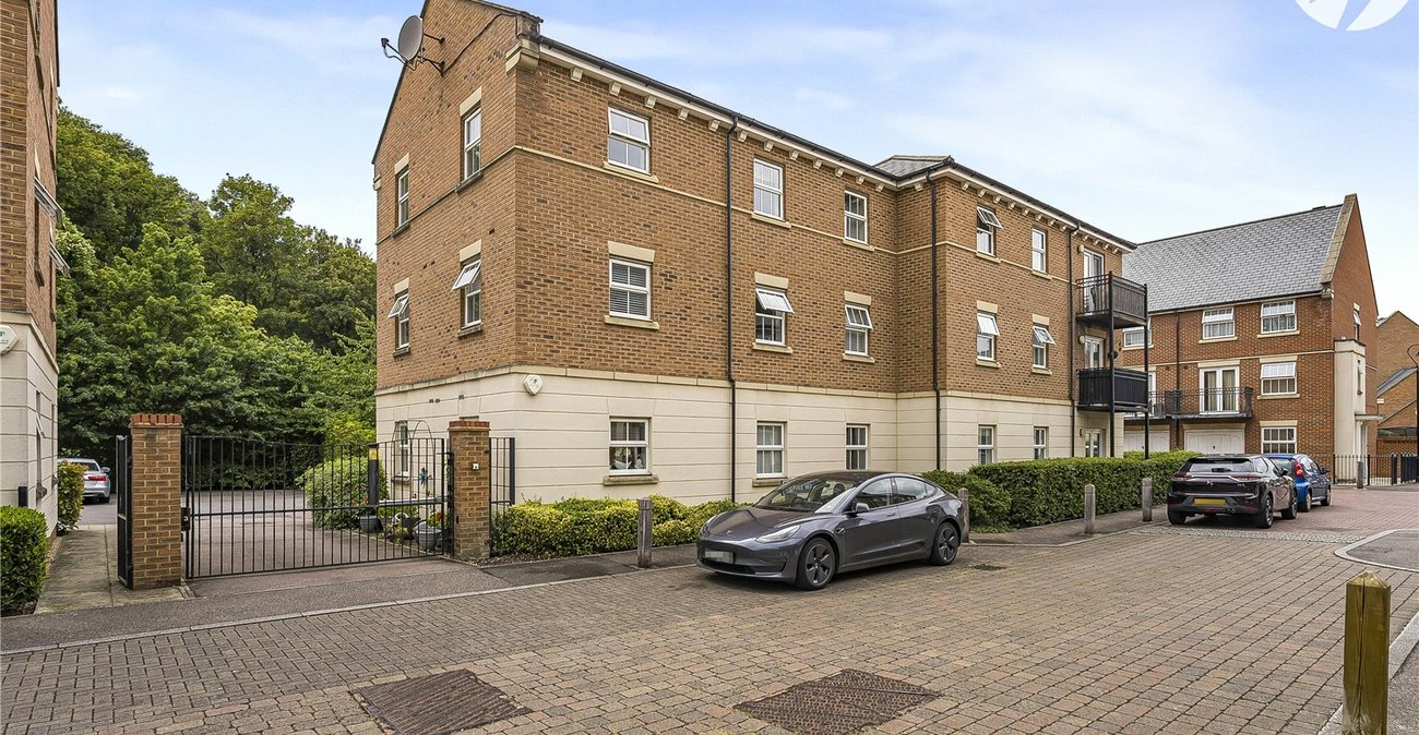 2 bedroom property for sale in Greenhithe | Robinson Jackson