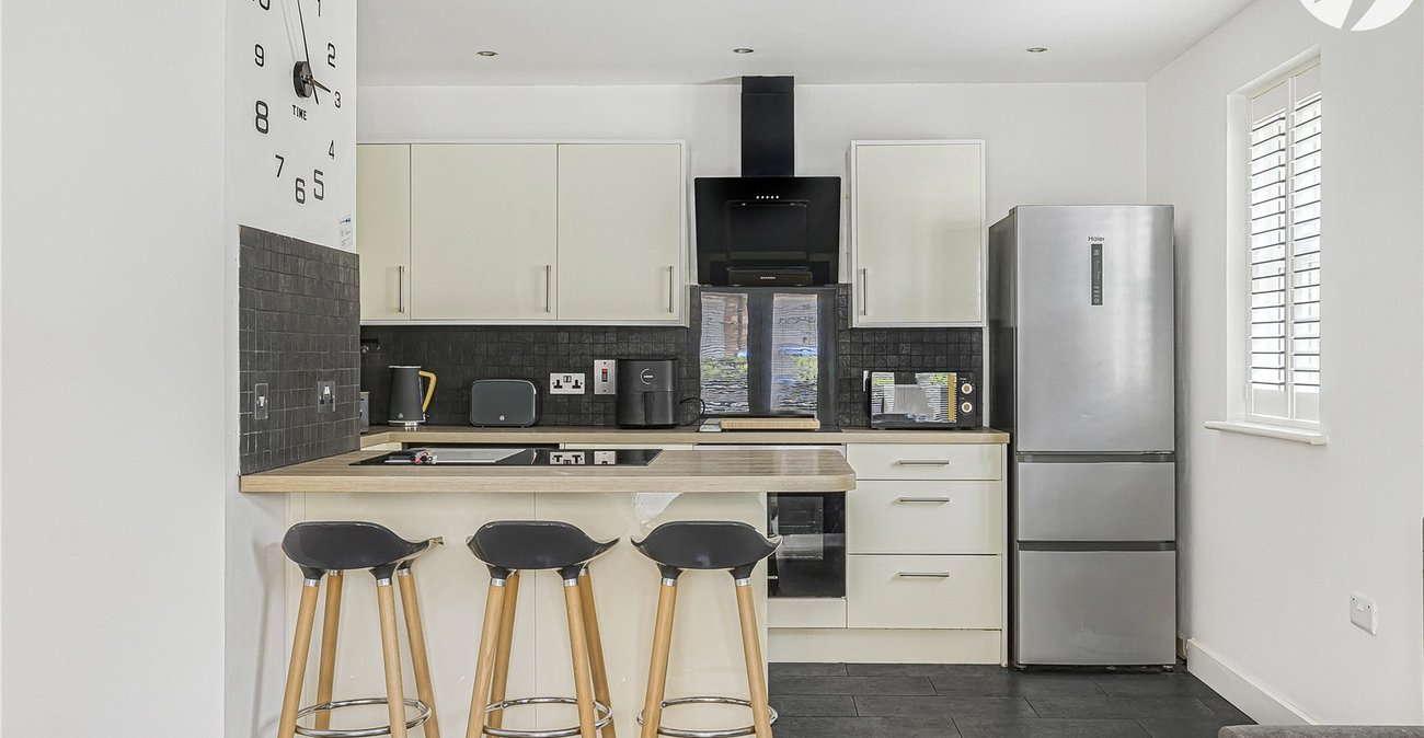 2 bedroom property for sale in Greenhithe | Robinson Jackson
