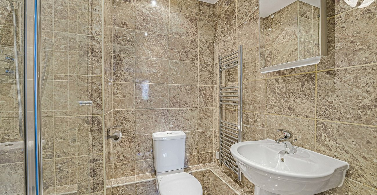 2 bedroom property for sale in Greenhithe | Robinson Jackson