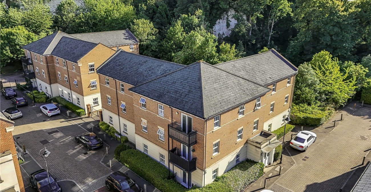 2 bedroom property for sale in Greenhithe | Robinson Jackson