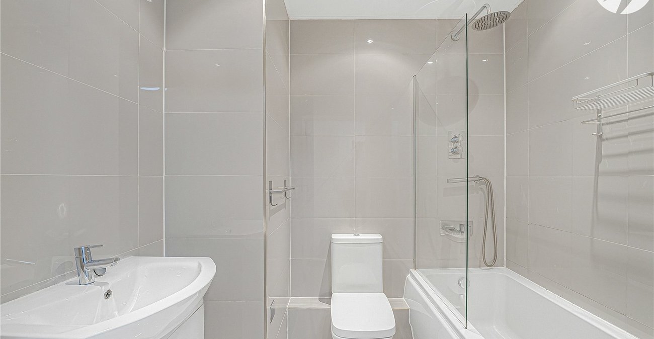 2 bedroom property for sale in Greenhithe | Robinson Jackson