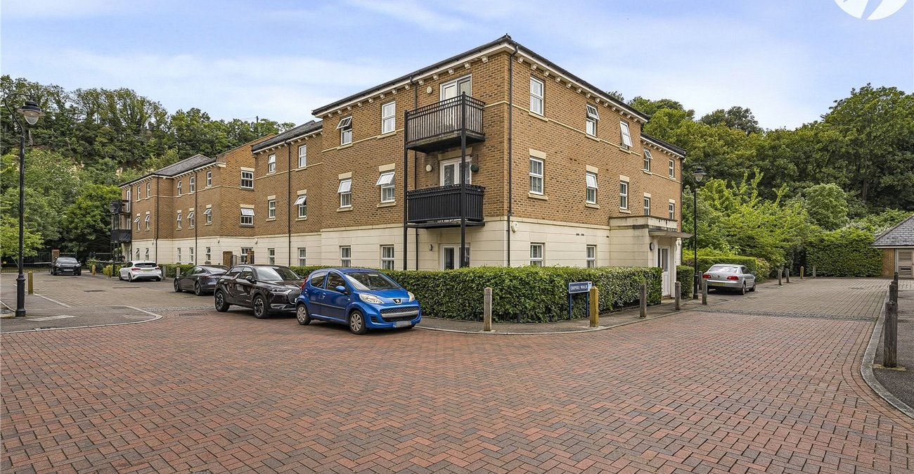 2 bedroom property for sale in Greenhithe | Robinson Jackson