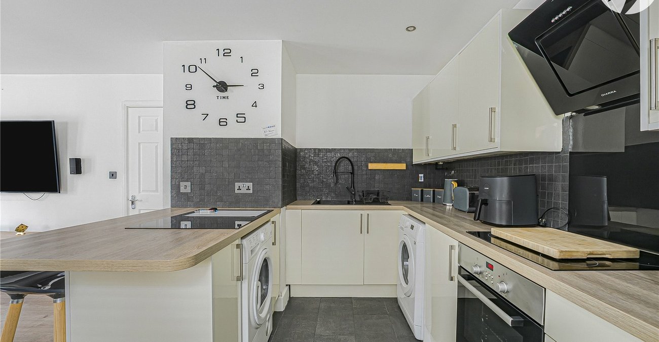 2 bedroom property for sale in Greenhithe | Robinson Jackson