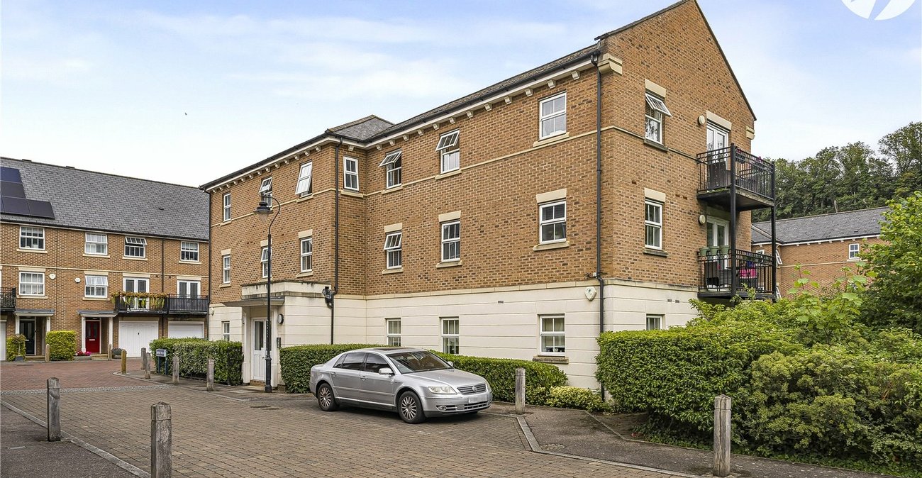 2 bedroom property for sale in Greenhithe | Robinson Jackson