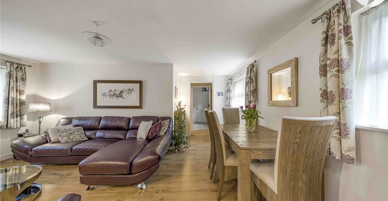 2 bedroom property for sale in Greenhithe | Robinson Jackson