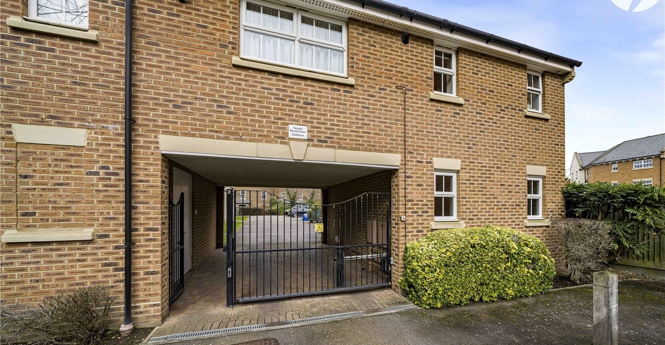 2 bedroom property for sale in Greenhithe | Robinson Jackson