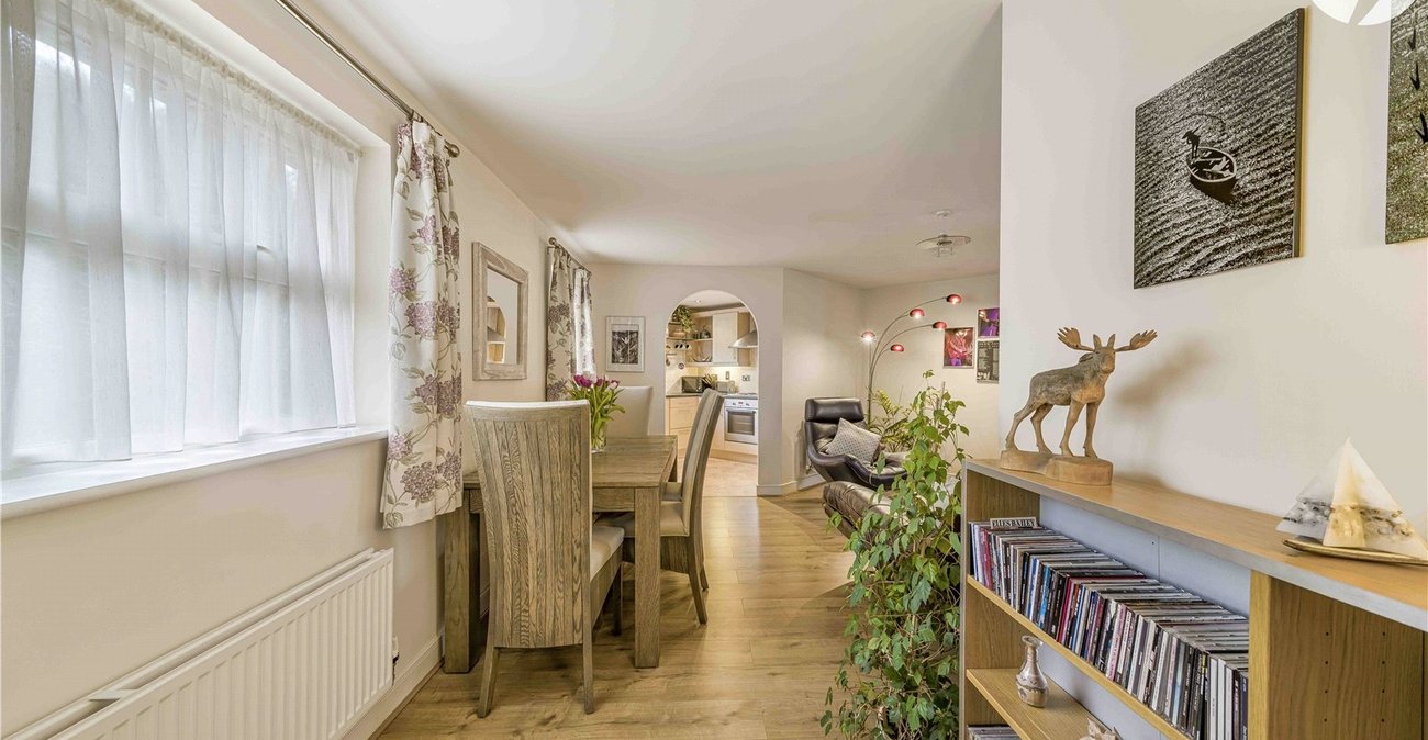 2 bedroom property for sale in Greenhithe | Robinson Jackson