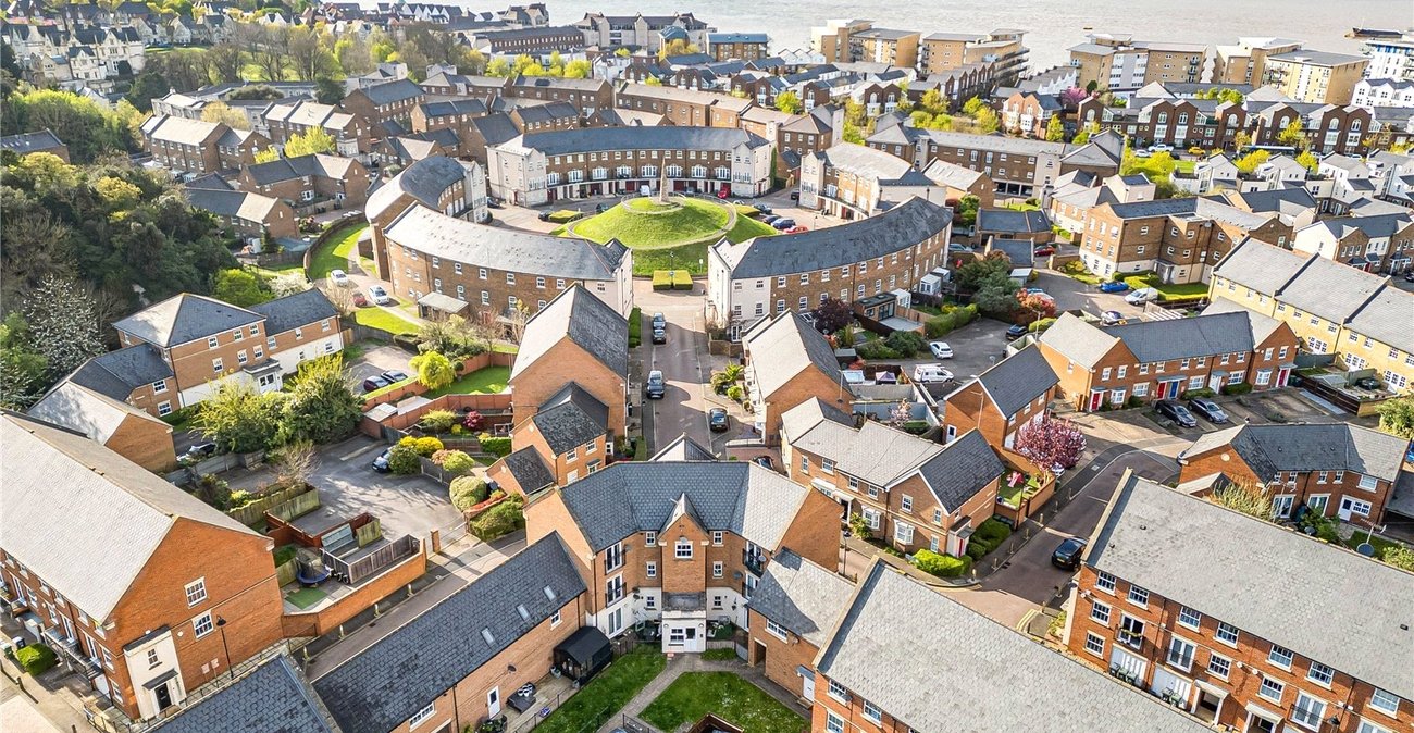 2 bedroom property for sale in Greenhithe | Robinson Jackson