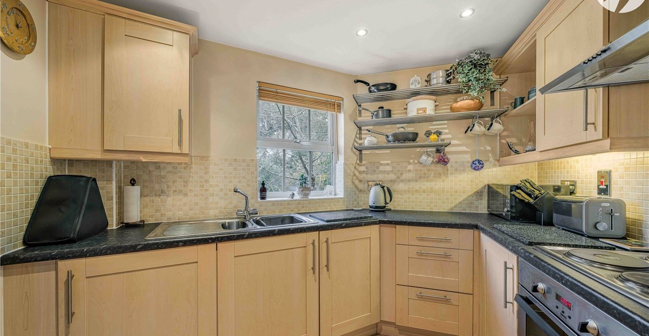 2 bedroom property for sale in Greenhithe | Robinson Jackson