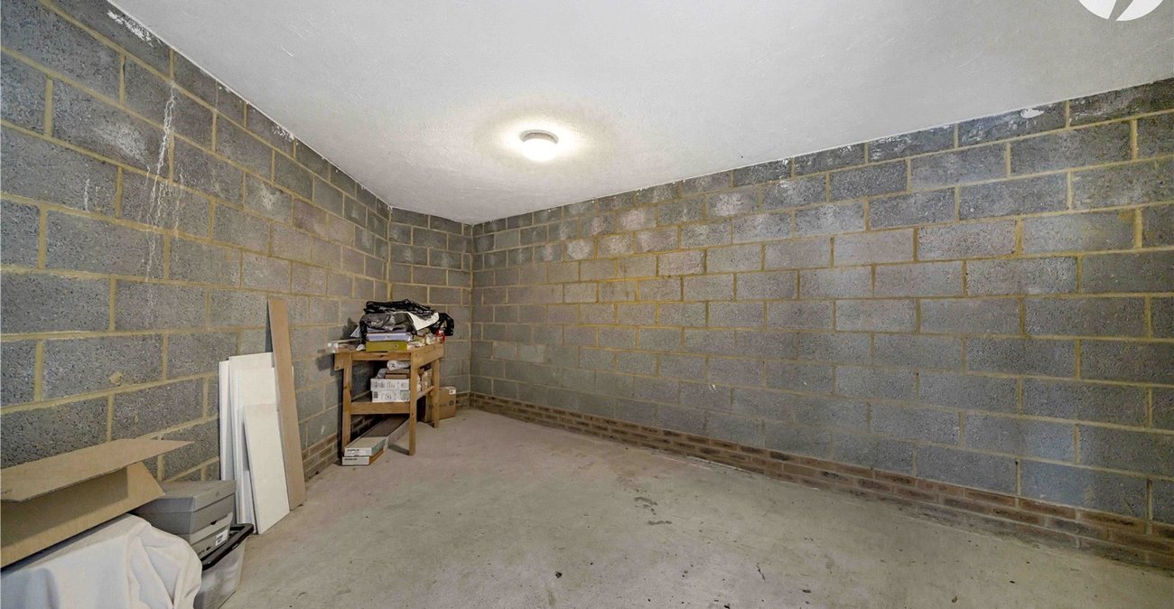 2 bedroom property for sale in Greenhithe | Robinson Jackson