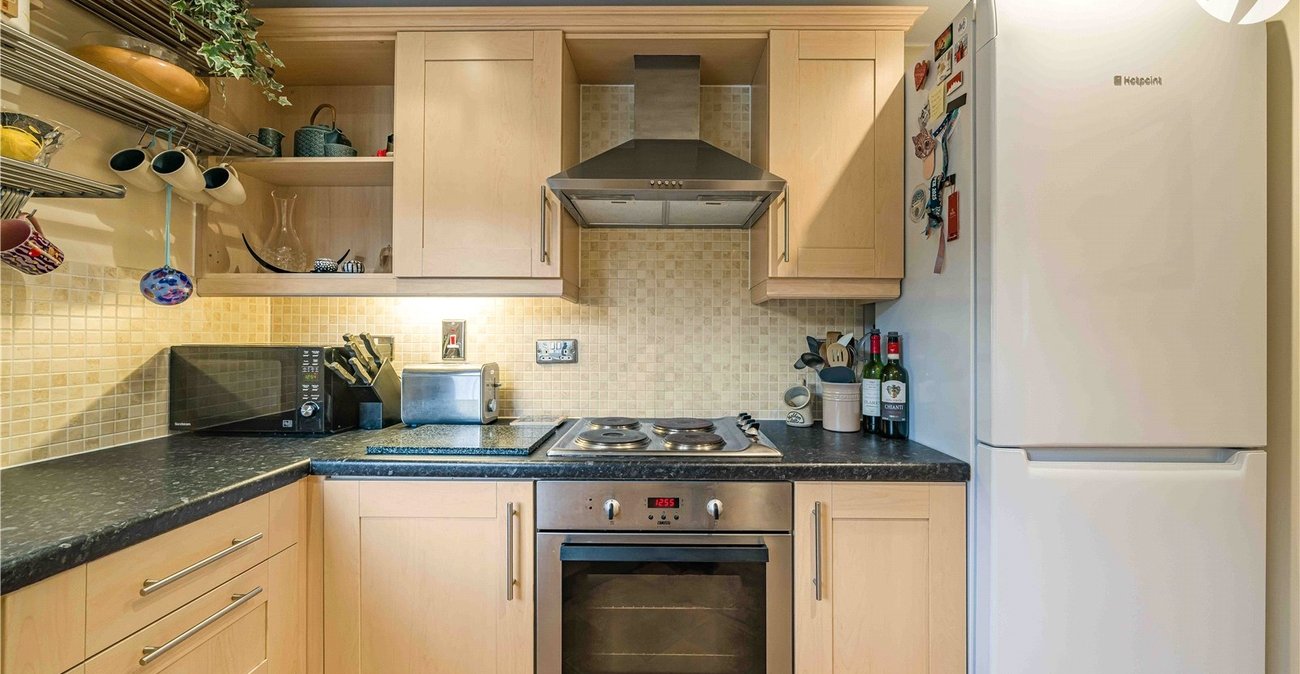 2 bedroom property for sale in Greenhithe | Robinson Jackson