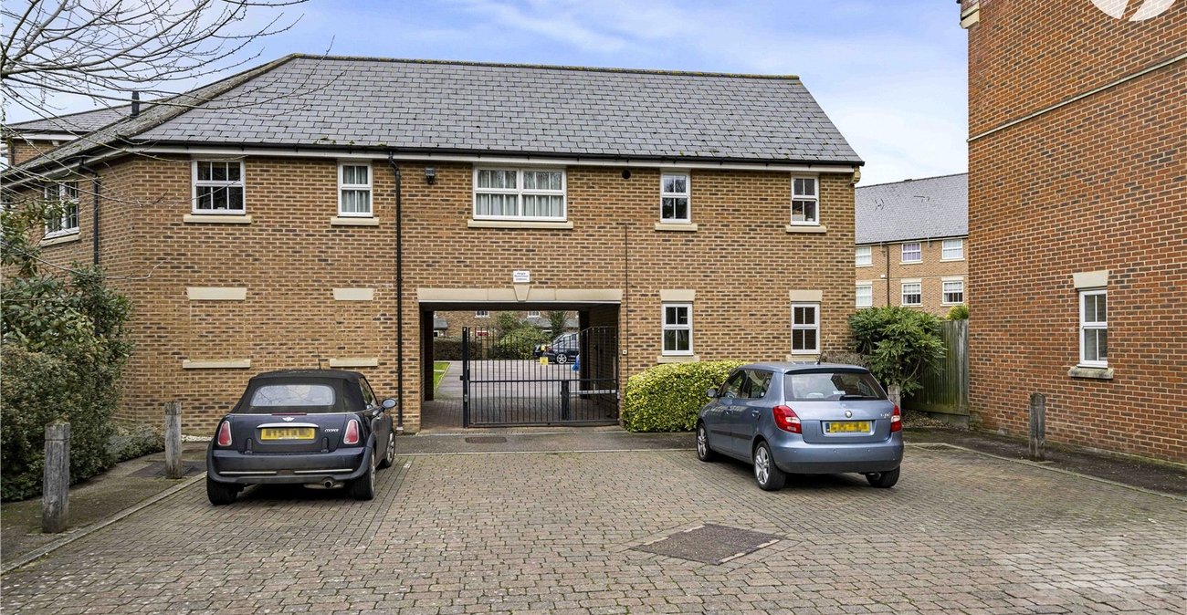 2 bedroom property for sale in Greenhithe | Robinson Jackson