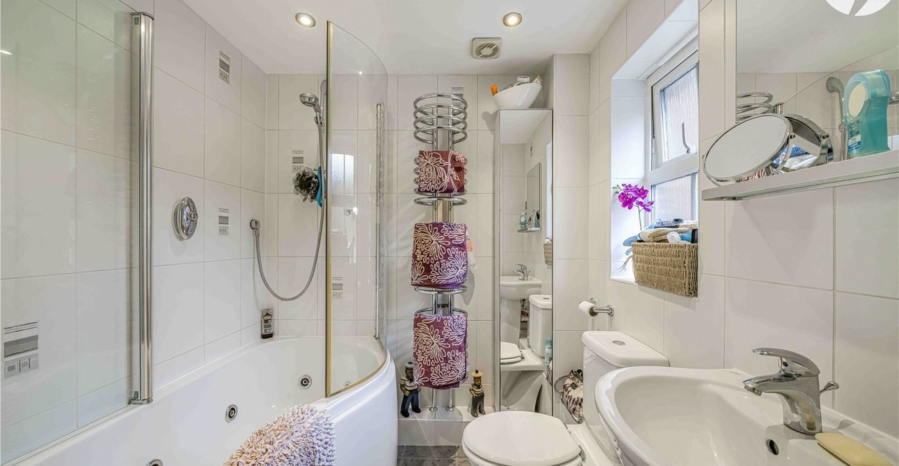 2 bedroom property for sale in Greenhithe | Robinson Jackson