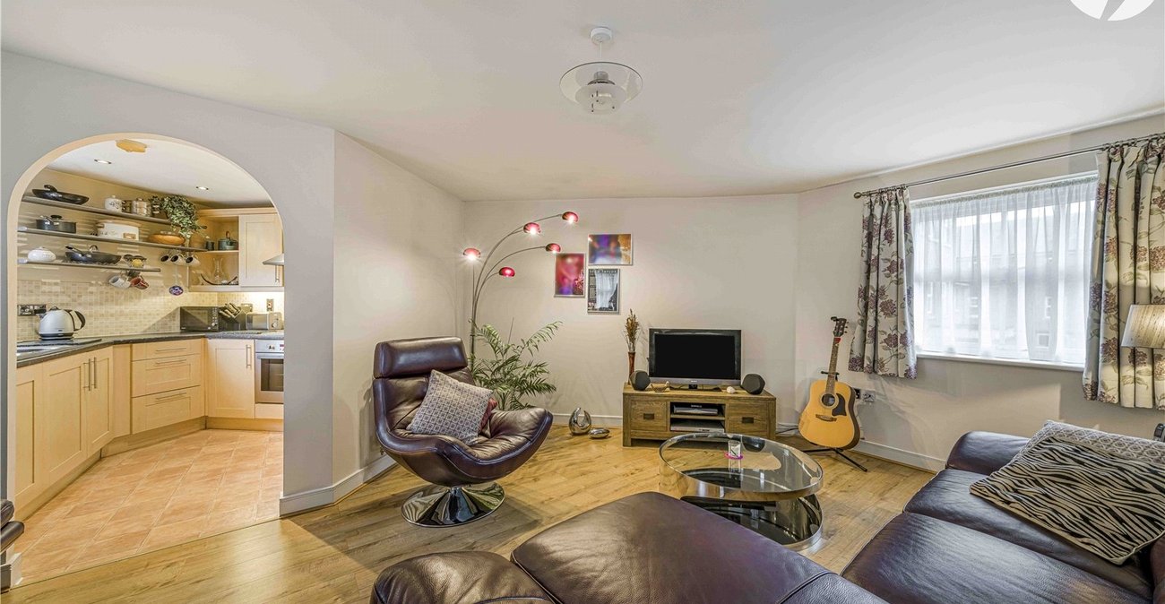 2 bedroom property for sale in Greenhithe | Robinson Jackson