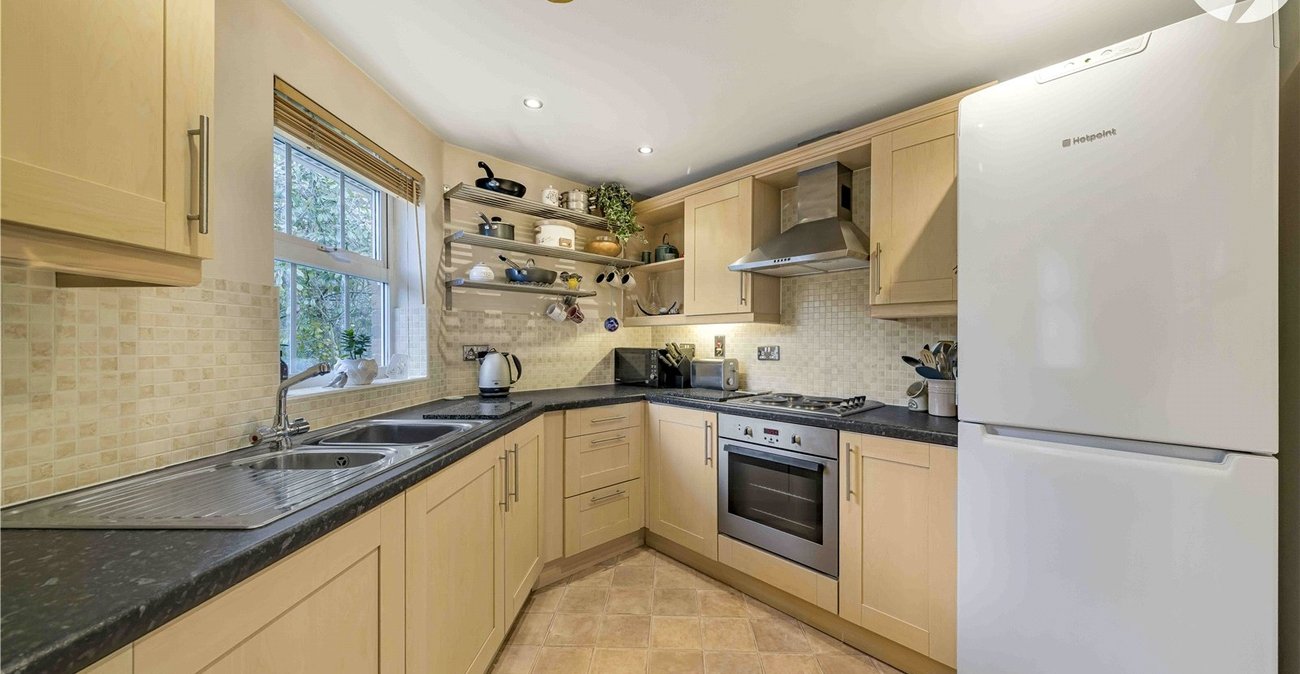 2 bedroom property for sale in Greenhithe | Robinson Jackson